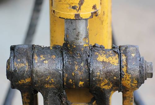 Hydraulic oil on moving parts